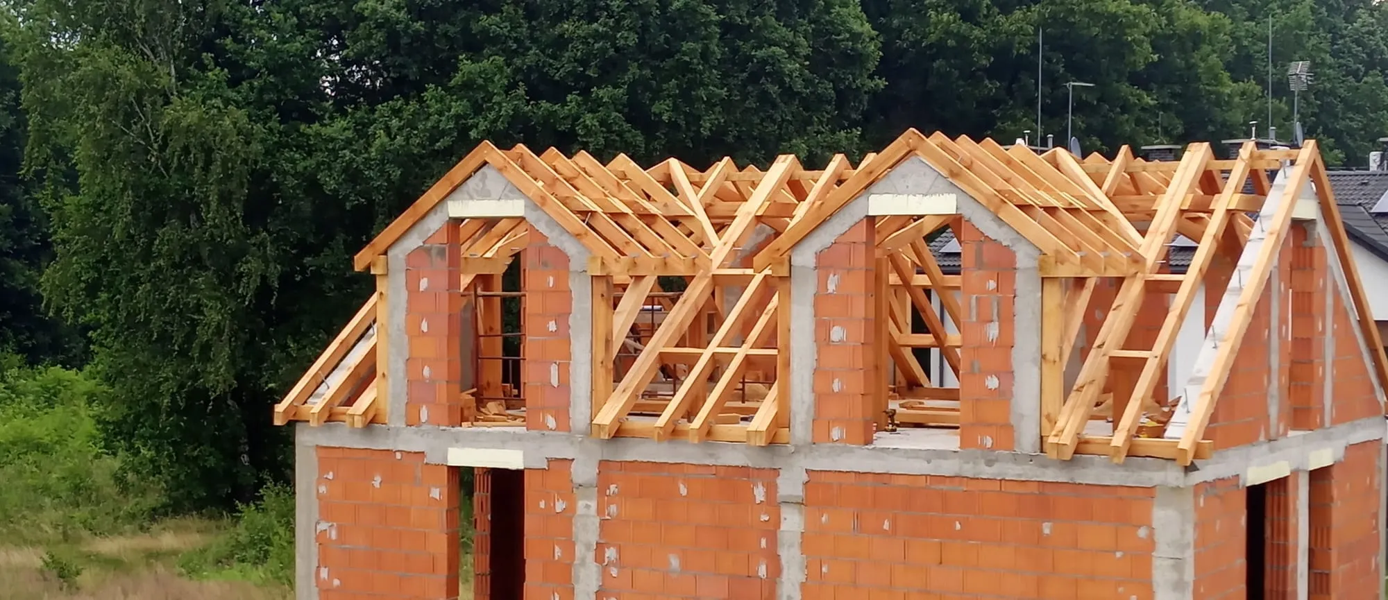 Pokrycia z dachówki ceramicznej i cementowej Pokrycie z dachówki ceramicznej ułożone na dachu skośnym